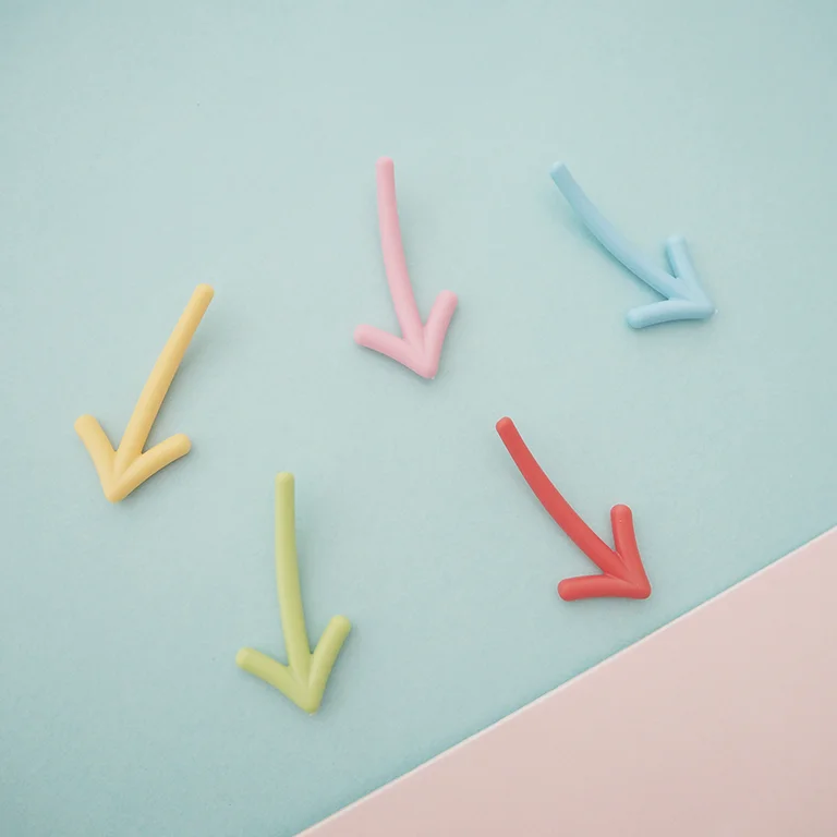 カラフルな下向きの矢印が並ぶ、コストダウンのイメージ