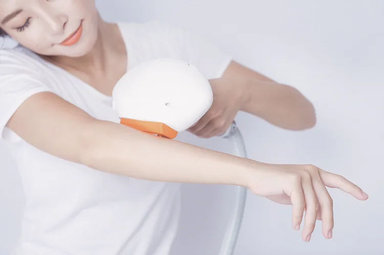 腕に機器を当ててセルフ脱毛を行う様子