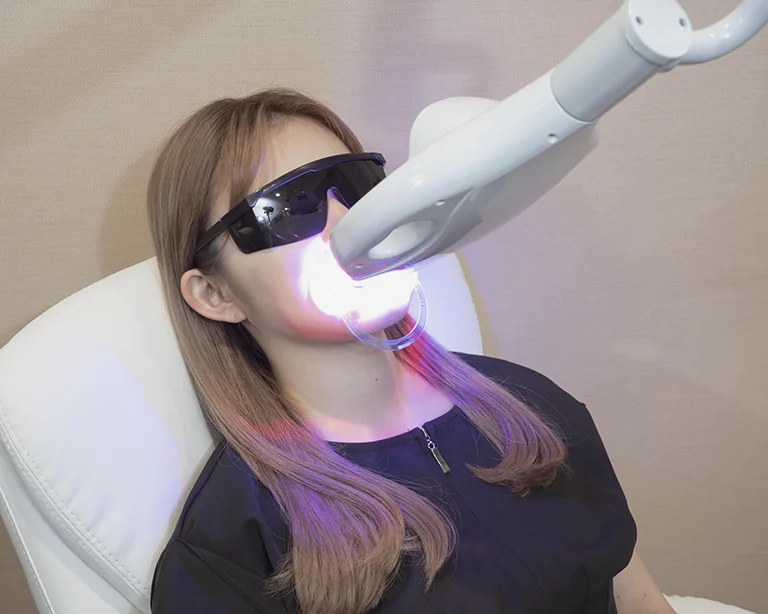 セルフホワイトニング施術を行う様子